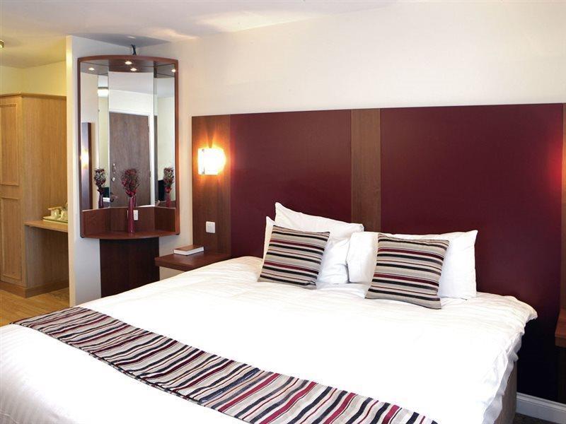 Mercure Swindon East Hotel And Spa מראה חיצוני תמונה